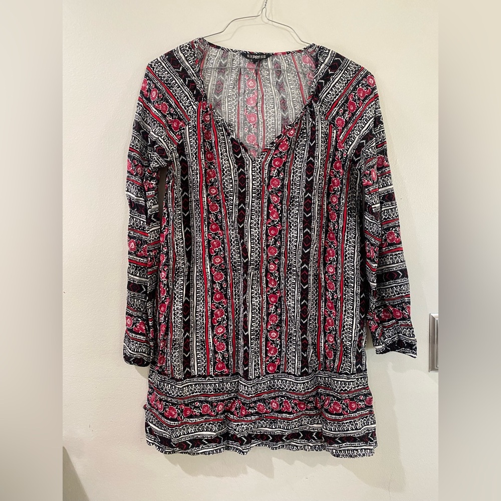 Express Black and White Graphic Tunic 100% rayon